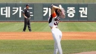 韓国美女の豪快ワインドアップにどよめき！ 　白スキニー＆ヘソ出し投球でファン魅了