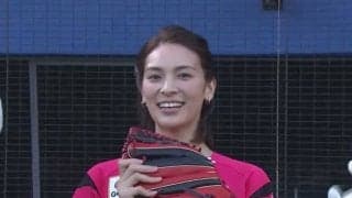 【始球式名場面】ハーフ美女の“赤面”大暴投！　元AKB48秋元才加さんの美脚輝く始球式