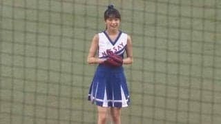【始球式名場面】チア姿で外角低めストライク！　モー娘。牧野真莉愛さんがノーバウンド投球