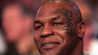 タイソンが謝罪要求に怒り爆発　因縁巡り大乱闘、Tシャツ破ってド迫力ボディー披露