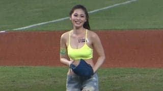 台湾の美女モデルにファン釘付け？　抜群のプロポーションからノーバウンド投球
