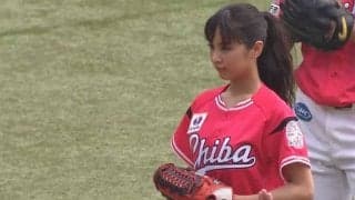 【始球式名場面】美女が輝く笑顔でファン魅了　“ビリギャル”女優・石川恋さんの豪快投球
