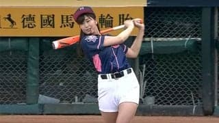 【始球式名場面】美女タレント稲村亜美さんが台湾で“神スイング”！　許銘傑氏と1打席対決で快音