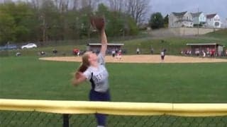 女子ソフトで起こった“肋骨直撃の衝撃美技”が米で話題　ファン「これは信じられない」