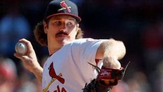【MLB】元巨人マイコラスが「カッコいい」　美人妻による散髪中にシックスパックも披露
