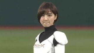 【始球式名場面】元AKB48篠田麻里子さんに球場が釘付け？　笑顔と美脚が輝くワンバウンド投球