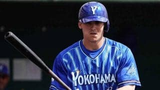 DeNAオースティン、いきなり場外2ラン「ヤッター！」　ベンチ前で“エアタッチ”