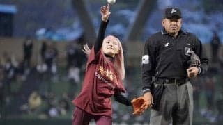 【始球式名場面】ピンクの髪でファン魅了　益若つばささんが笑顔ではにかみ大暴投