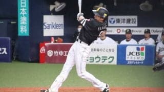 鷹・柳田がチーム1号！　オリ漆原から逆方向へ豪快弾、“エアハイタッチ“で喜び