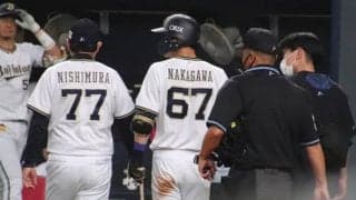 負傷交代のオリ中川、アイシングなどで治療　右手人差し指に死球を受ける