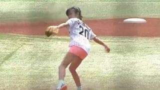 【始球式名場面】投げた瞬間思わず「キャー」…小島瑠璃子がピンクのホットパンツで大暴投
