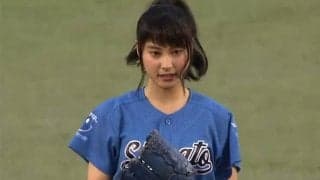 【始球式名場面】風にはためくショートパンツ　ヘリも飛来した土屋太鳳さんの一球