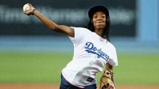 【球界名場面番外編】全米を沸かせた天才野球少女の剛球始球式　米驚愕「彼女と契約を」