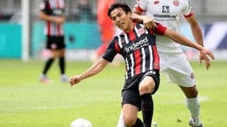 長谷部誠の偉業祝福　岡崎慎司と私服姿の“肩組み2S”に反響「素敵なモノクロ写真」