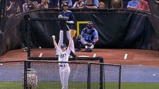 “天才ナックル少女”の前にメジャー打者お手上げ？　空振り誘う魔球に「完全に凶悪」