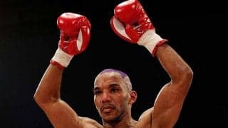 「選手はどこへ？」　空振りの勢い余った“場外ダイブ”に「消えてしまった」と英騒然