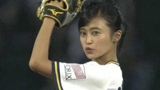 【始球式名場面】小麦肌＆ホットパンツがよく似合う　小島瑠璃子さんの赤面コロコロ始球式