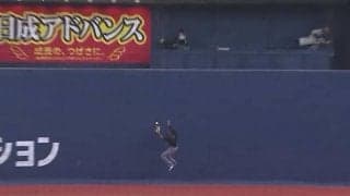【球界名場面】「ランナー大混乱」頭上越えても中ゴロ2打点？　球場騒然の珍事にファン同情