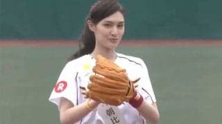 【始球式名場面】大胆フォームも笑顔も美しい…モデル・朝比奈恵美さんが観衆の視線を独り占め