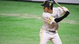 鷹・柳田が驚愕ソロ！　タイミング合わなくても左翼スタンドへズドン