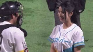 【始球式名場面】元AKB48の美しき笑顔に球場魅了　倉持明日香さんのノーバウンド投球