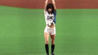 【始球式名場面】美女のおヘソがチラリ…　元AKB石田晴香さんの笑顔全開ツーバウンド投球