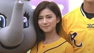 【始球式名場面番外編】台湾の美女アイドルがミニスカ＆ニーハイ投球　選手にハグの大サービスも…
