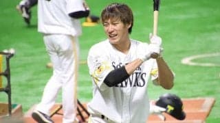 鷹・柳田が驚愕アーチ　片手一本で逆方向へ一発、3戦連発で10戦6発