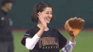 【始球式名場面】スパッツ姿ではにかみ慌てる…　鈴木ちなみさんのドタバタな一球