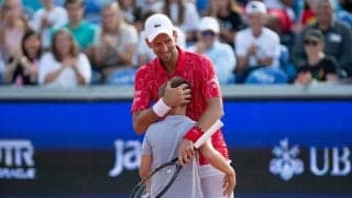 ジョコビッチからポイントを奪うスーパーテニス少年。4000人の会場拍手喝采