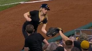 【球界名場面番外編】金髪ボールガールの超美技に球場騒然　ジャンプ一番好捕に「美しい」