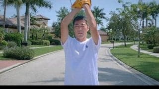 プロ野球の開幕を祝い、ファンと上原浩治らがつなぐ... 「みんなで始球式」