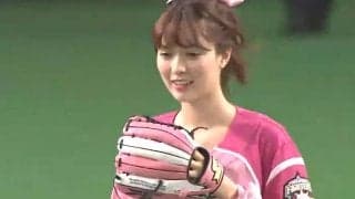 【始球式名場面】ピンクユニ＆美脚で球場魅了　ハーフ美女モデルの1球に拍手喝采