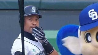 【始球式名場面】“偽イチロー”に台湾のファンがザワつく　ドアラを襲ったアクシデントとは？