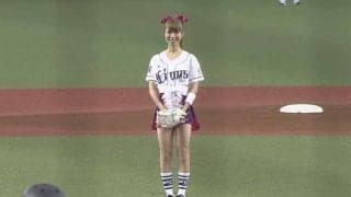 【始球式名場面】美女アイドルがノーバウンド投球！　“お掃除ユニット”らしくマウンドも“お掃除”