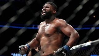 UFCヘビー級、血しぶき上げる残虐な“肘打ち5連発”に実況興奮「終わりだ！終わり！」