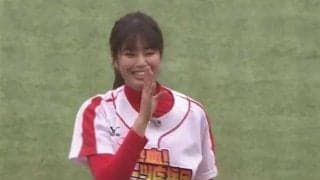 【始球式名場面】2球で追い込む神投球！　稲村亜美対ロッテ平沢、勝負の行方は？