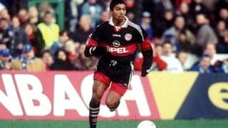 ブンデス史に残るストライカーFWエウベルがコーナーフラッグ付近からサイドネットに決める！【インクレディブル・ゴールズ】