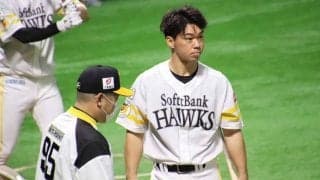 鷹のベテラン長谷川がチーム救う超美技　ダイビングヘッドで地面スレスレキャッチ