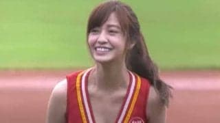 【始球式名場面番外編】台湾女優がチアガール姿で赤面…　大暴投も妖艶な一投