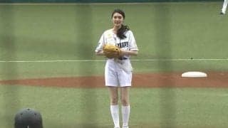 【始球式名場面】美女のノーバウンド投球にファン拍手　モデル・朝比奈恵美さんの豪快始球式