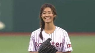 【始球式名場面】小麦肌の美人モデルに拍手喝采　すみれさんの健康美溢れる1球