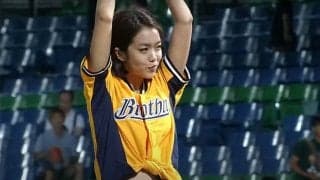 【始球式名場面番外編】美脚際立つホットパンツとハイヒール　台湾女優の見事な一球