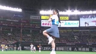 【始球式名場面】水色スカートがひらり　元AKB48倉持明日香さん、父親譲りの堂々投球