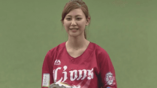 【始球式名場面】DeNA飯塚も惚れ直す？　「いーどぅし」かーなーさんのノーバウンド投球