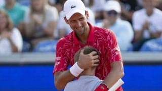 クラブで半裸パーティーに、マスクなしでハグや握手。ジョコビッチもコロナ陽性