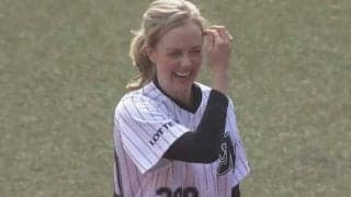 【始球式名場面】美しい金髪に眩しい笑顔！　朝ドラヒロインのワンバウンド投球に拍手喝采