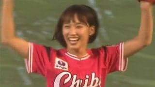 【始球式名場面】元バレエ美女の“I字開脚”投法に球場騒然　岡田サリオさんの軟体始球式