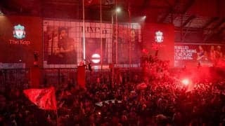 30分で2000人が集結！ 30年ぶりの歓喜は止められず、リバプールファンがスタジアム外で歓喜