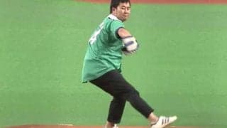 【始球式名場面】実は名門野球部員で甲子園出場！　とにかく明るい安村さんの見事な投球フォーム